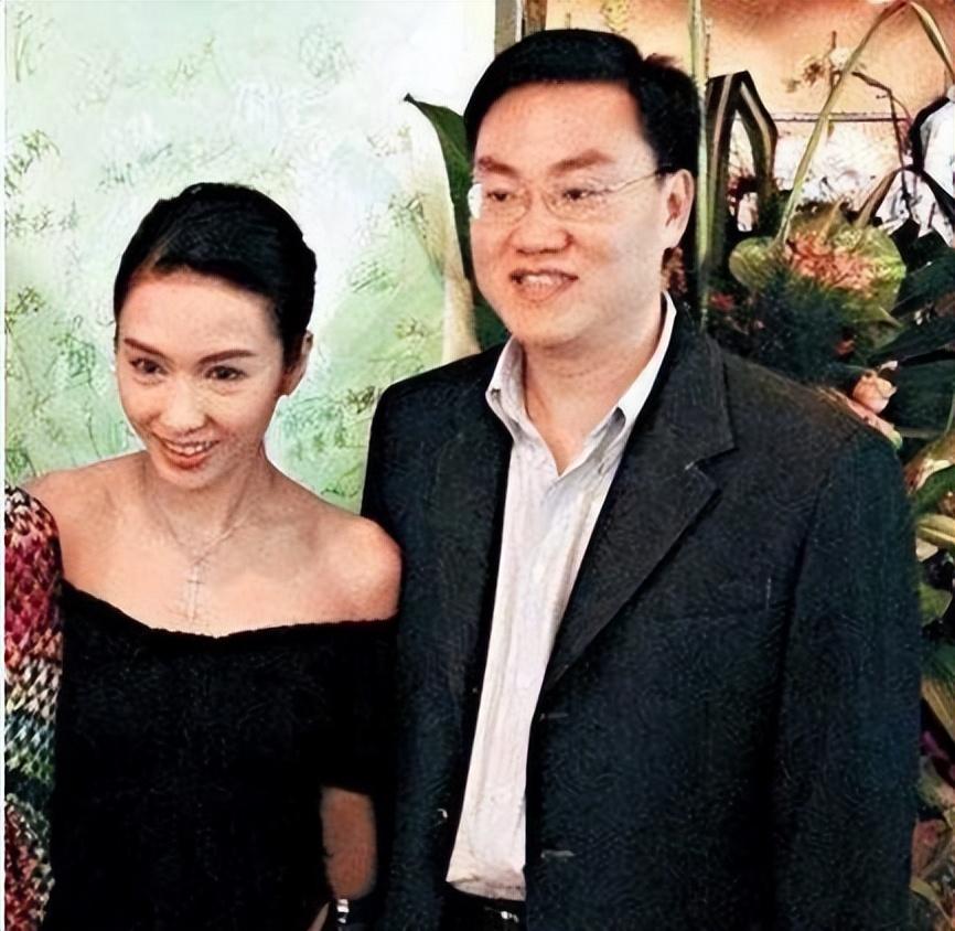 小花旦變美女總裁！她嫁給「大15歲的殘疾富豪」　一家5口3人殘疾：風光背後飽含心酸