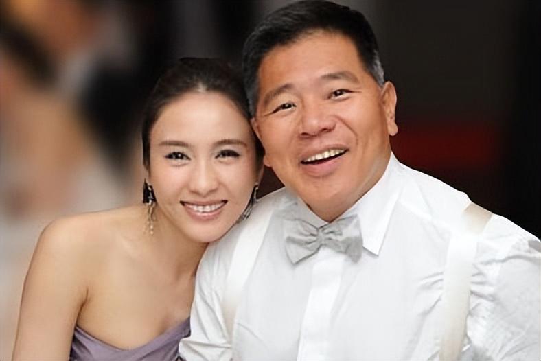小花旦變美女總裁！她嫁給「大15歲的殘疾富豪」　一家5口3人殘疾：風光背後飽含心酸