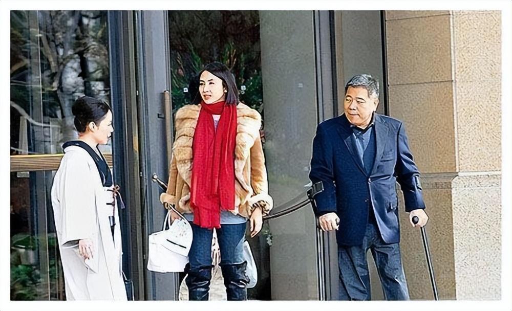 小花旦變美女總裁！她嫁給「大15歲的殘疾富豪」　一家5口3人殘疾：風光背後飽含心酸