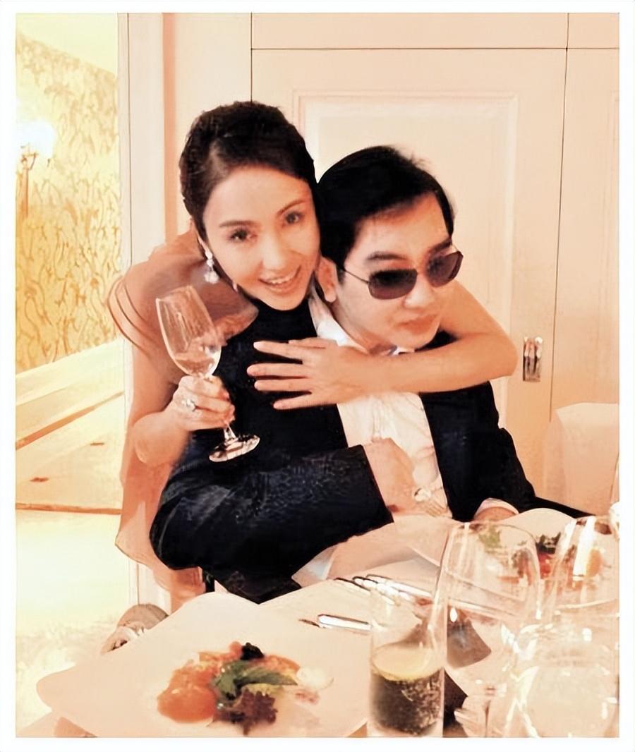 小花旦變美女總裁！她嫁給「大15歲的殘疾富豪」　一家5口3人殘疾：風光背後飽含心酸