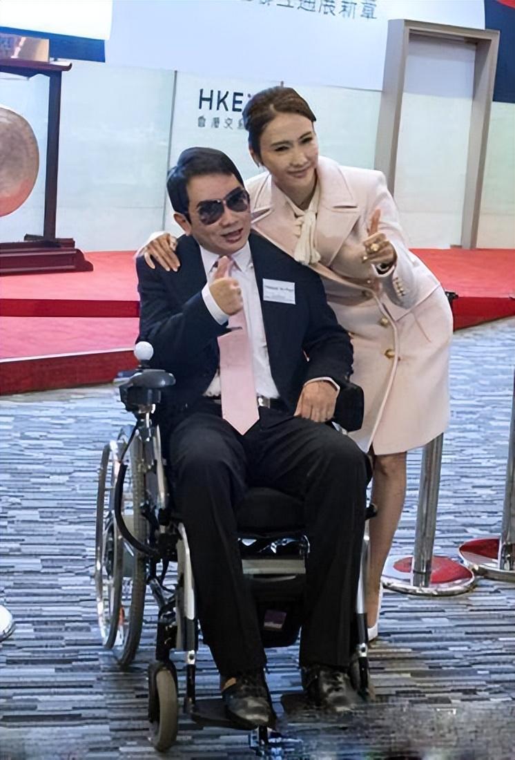 小花旦變美女總裁！她嫁給「大15歲的殘疾富豪」　一家5口3人殘疾：風光背後飽含心酸