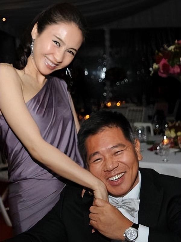 小花旦變美女總裁！她嫁給「大15歲的殘疾富豪」　一家5口3人殘疾：風光背後飽含心酸