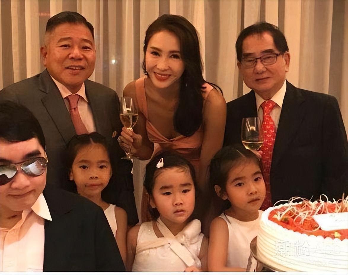 小花旦變美女總裁！她嫁給「大15歲的殘疾富豪」　一家5口3人殘疾：風光背後飽含心酸
