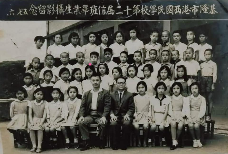 天生美人胚子！陳美鳳翻出「60年前小學珍貴合照」　網見第一排「超仙美腿」秒認出：氣質滿分