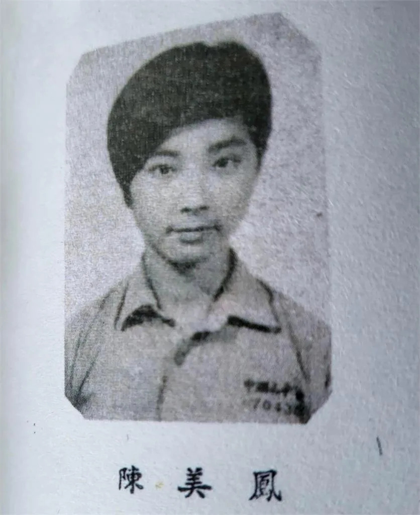 天生美人胚子！陳美鳳翻出「60年前小學珍貴合照」　網見第一排「超仙美腿」秒認出：氣質滿分
