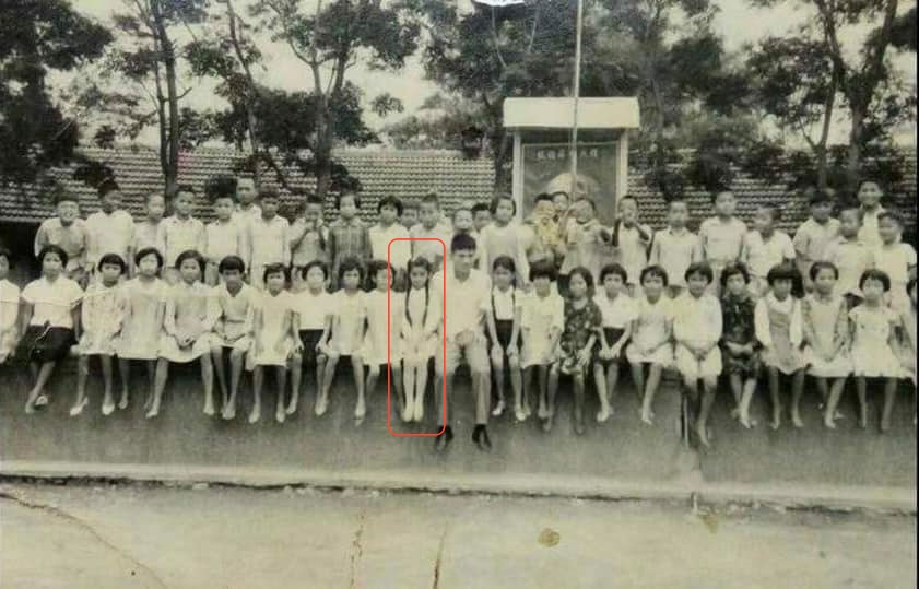 天生美人胚子！陳美鳳翻出「60年前小學珍貴合照」　網見第一排「超仙美腿」秒認出：氣質滿分