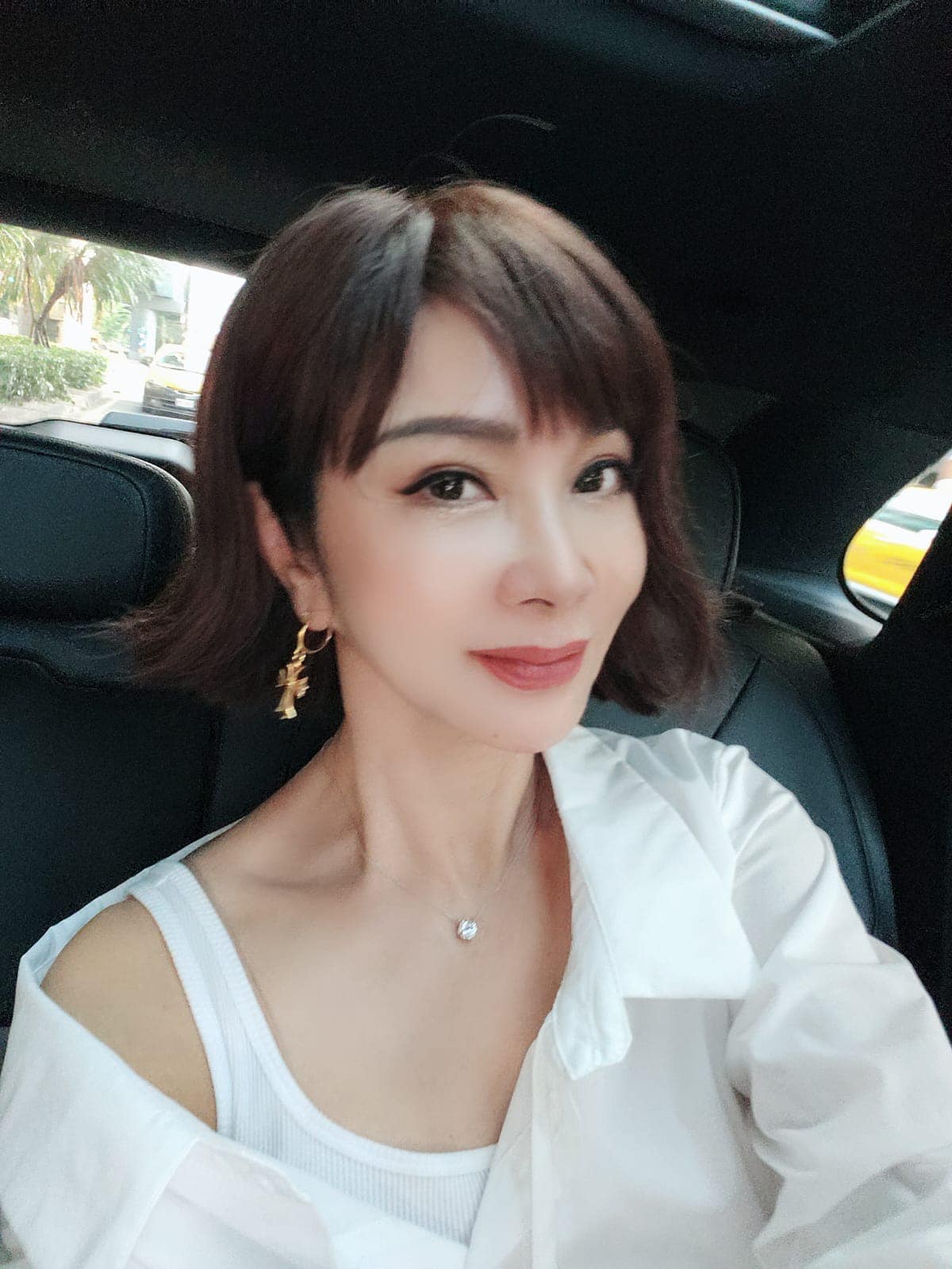 天生美人胚子！陳美鳳翻出「60年前小學珍貴合照」　網見第一排「超仙美腿」秒認出：氣質滿分