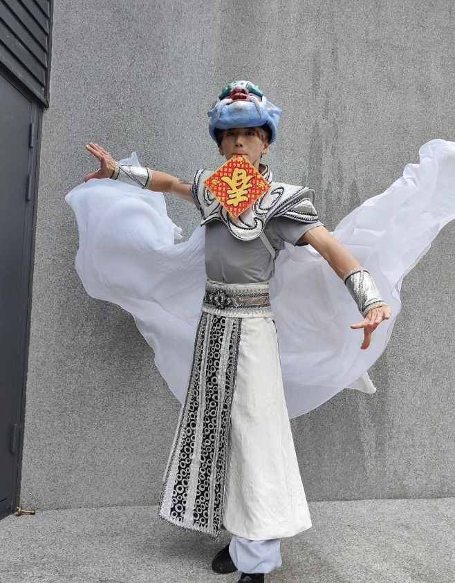 進香團嗨翻！雲林廟會「大猩猩熱舞跳陣頭」10分鐘沒停過　脫下套裝「帥氣真面目曝光」他累翻：差點窒息