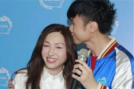 最美童話！她嫁給「一手捧紅演員尪」高齡產子　相伴22年「喜曬一家三口」