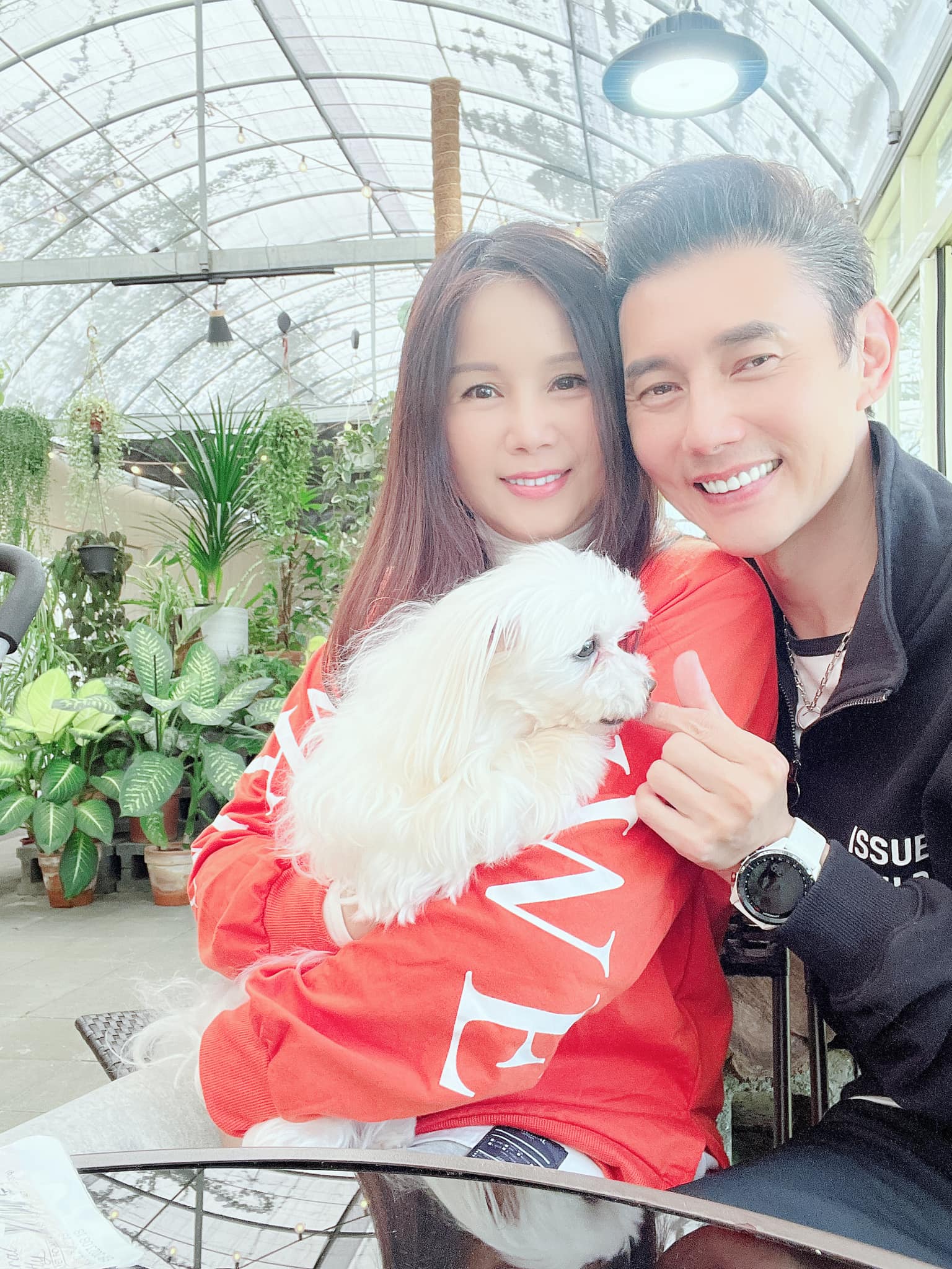 再婚8年不生子！包偉銘大壽前「攜妻飛沖繩」重溫8年前婚禮　劉依純突放話「想要再嫁」他傻眼答應了