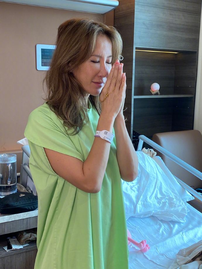 撐助行器學走路！李玟「生前仍奮力復健」見歌迷淚崩　待繼女如己出「1心願未了惹鼻酸」