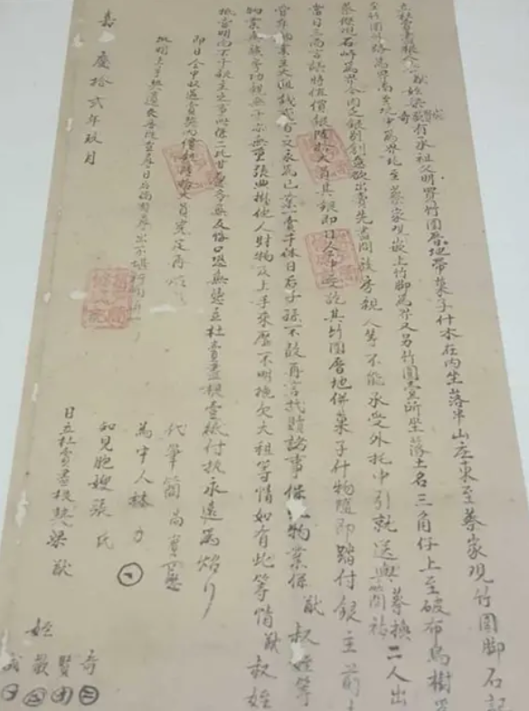 老家挖出小鐵盒！她打開驚見「一整疊清朝地契」　一算竟是「216年前了」網全驚：是大地主