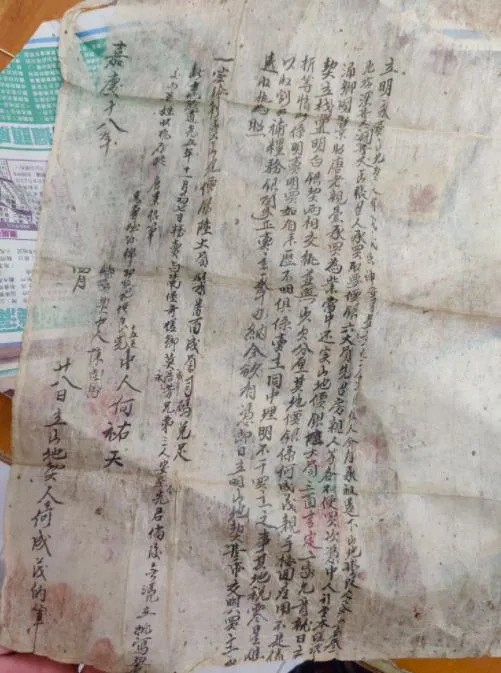 老家挖出小鐵盒！她打開驚見「一整疊清朝地契」　一算竟是「216年前了」網全驚：是大地主