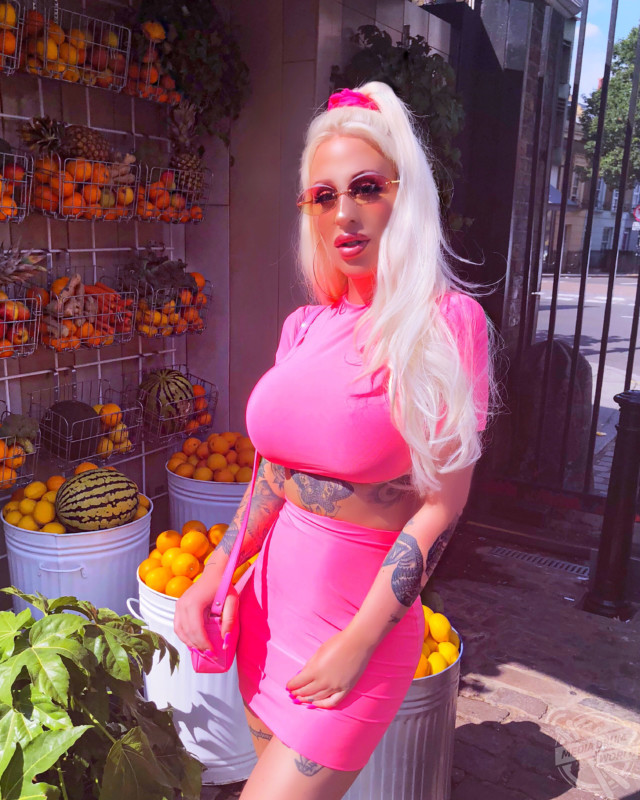 想要當花瓶！她花400萬「把自己整成塑膠芭比」　原本臉蛋曝光「網友一看超傻眼」：太可惜了吧