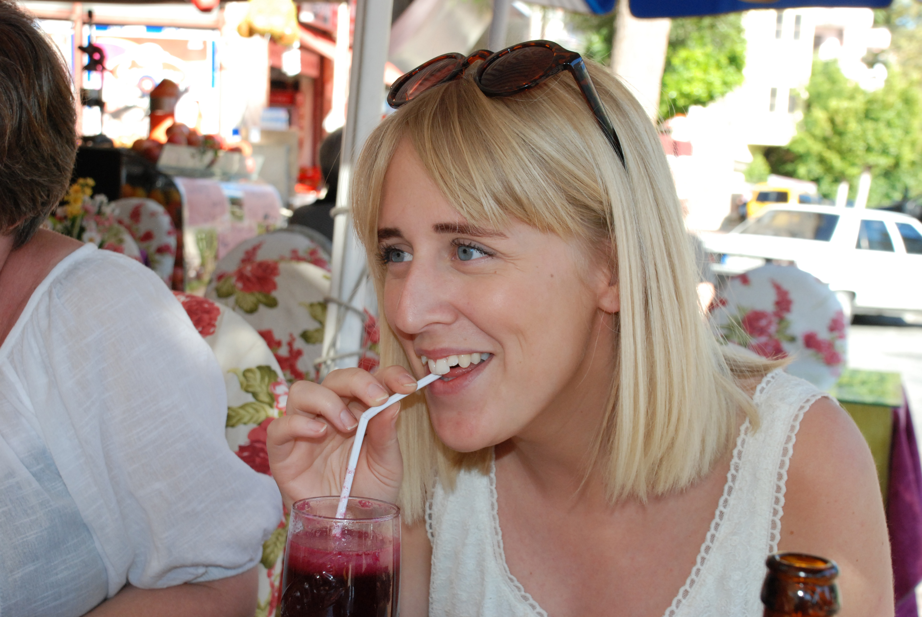 想要當花瓶！她花400萬「把自己整成塑膠芭比」　原本臉蛋曝光「網友一看超傻眼」：太可惜了吧