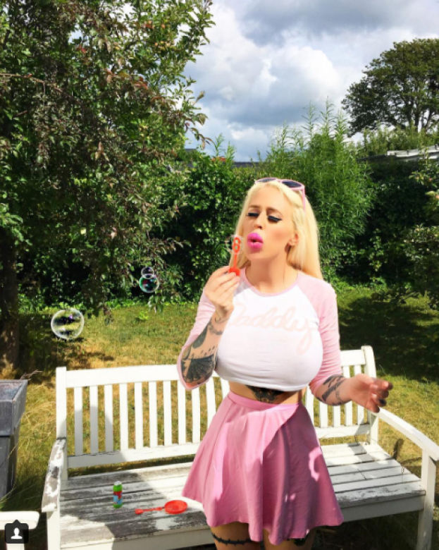 想要當花瓶！她花400萬「把自己整成塑膠芭比」　原本臉蛋曝光「網友一看超傻眼」：太可惜了吧