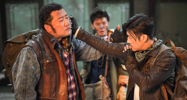 手都沒停過！41歲知名男星「夜市擺攤榨果汁」畫面曝光　2天後「慘遭管理員驅趕」怒喊：就是不讓我活