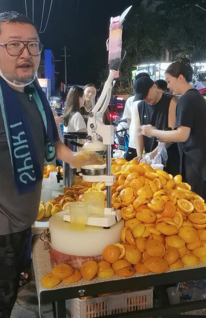 手都沒停過！41歲知名男星「夜市擺攤榨果汁」畫面曝光　2天後「慘遭管理員驅趕」怒喊：就是不讓我活