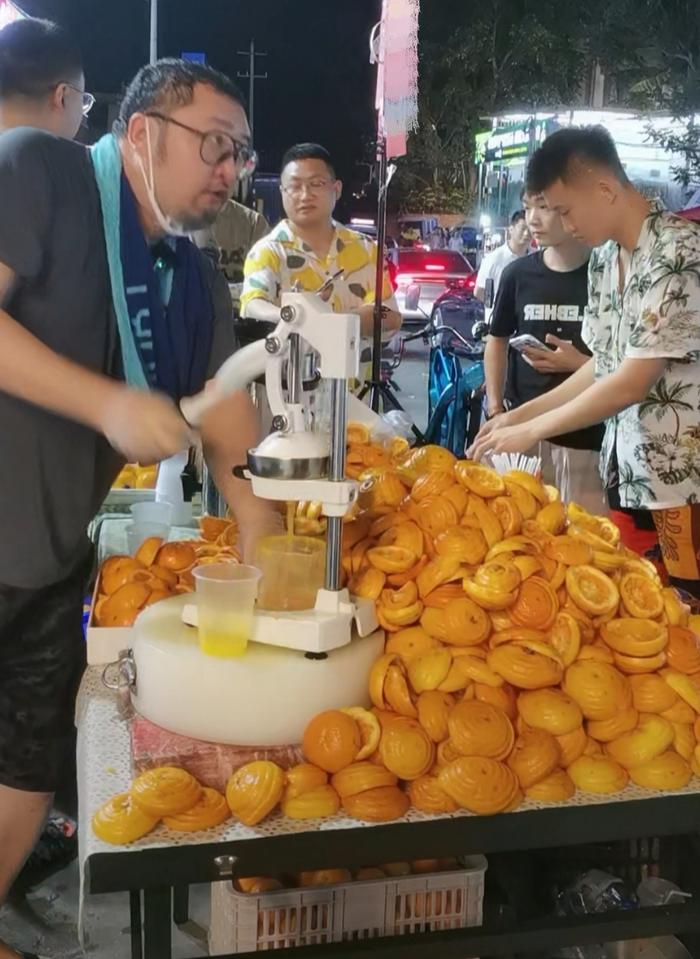 手都沒停過！41歲知名男星「夜市擺攤榨果汁」畫面曝光　2天後「慘遭管理員驅趕」怒喊：就是不讓我活