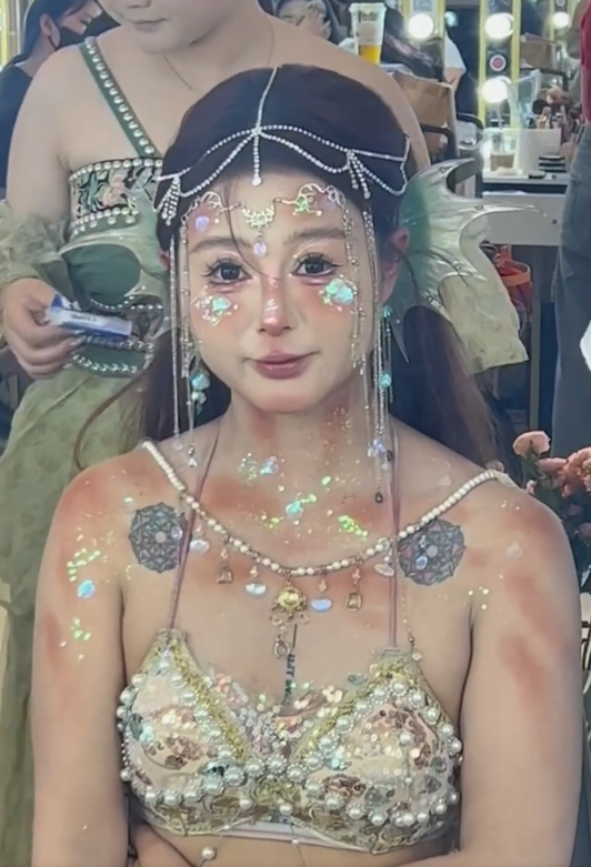 花1200元請化妝師！女孩臉上「被畫上髒髒斑點」超困惑　完妝踏上海灘「秒變身絕美人魚公主」❤️