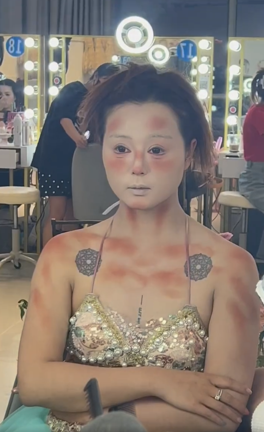 花1200元請化妝師！女孩臉上「被畫上髒髒斑點」超困惑　完妝踏上海灘「秒變身絕美人魚公主」❤️