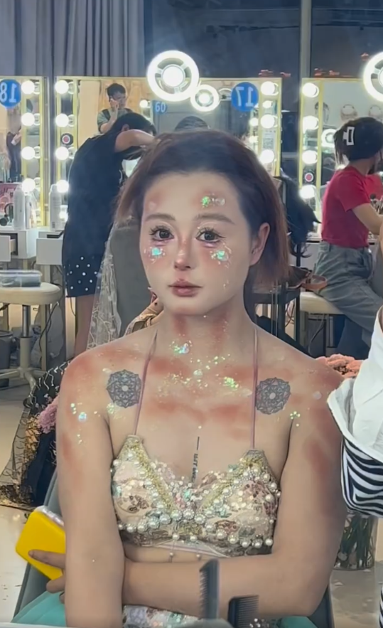 花1200元請化妝師！女孩臉上「被畫上髒髒斑點」超困惑　完妝踏上海灘「秒變身絕美人魚公主」❤️