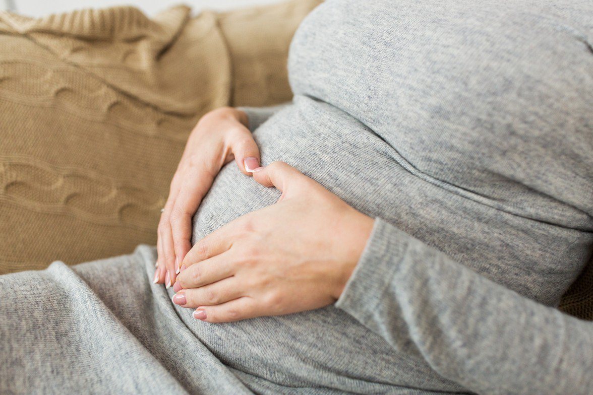 孕婦宮縮痛到站不穩　婆婆一句話讓她淚崩：退休金全給你和孩子