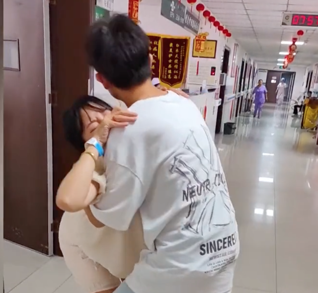 孕婦宮縮住院「痛苦呻吟」緊緊抱住丈夫　婆婆見狀「第一時間舉動」暖哭全網