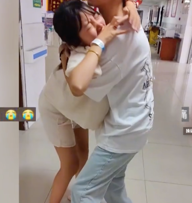 孕婦宮縮住院「痛苦呻吟」緊緊抱住丈夫　婆婆見狀「第一時間舉動」暖哭全網