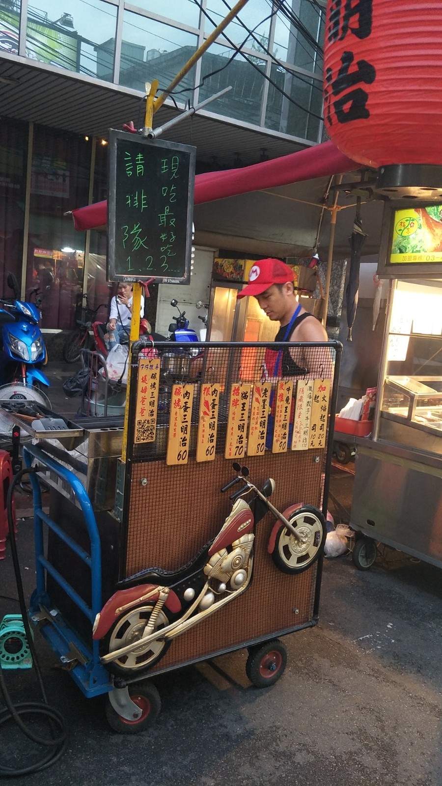 為妻兒打4份工！金鐘男星夜市擺攤「遭酸戲拍不好跑來賣」　不解釋「默默用行動證明」：不怕被看不起
