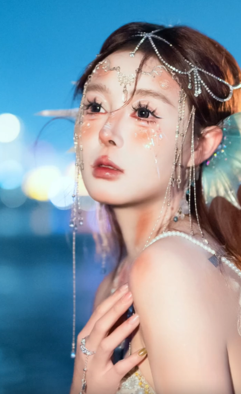 花1200元請化妝師！女孩臉上「被畫上髒髒斑點」超困惑　完妝踏上海灘「秒變身絕美人魚公主」❤️