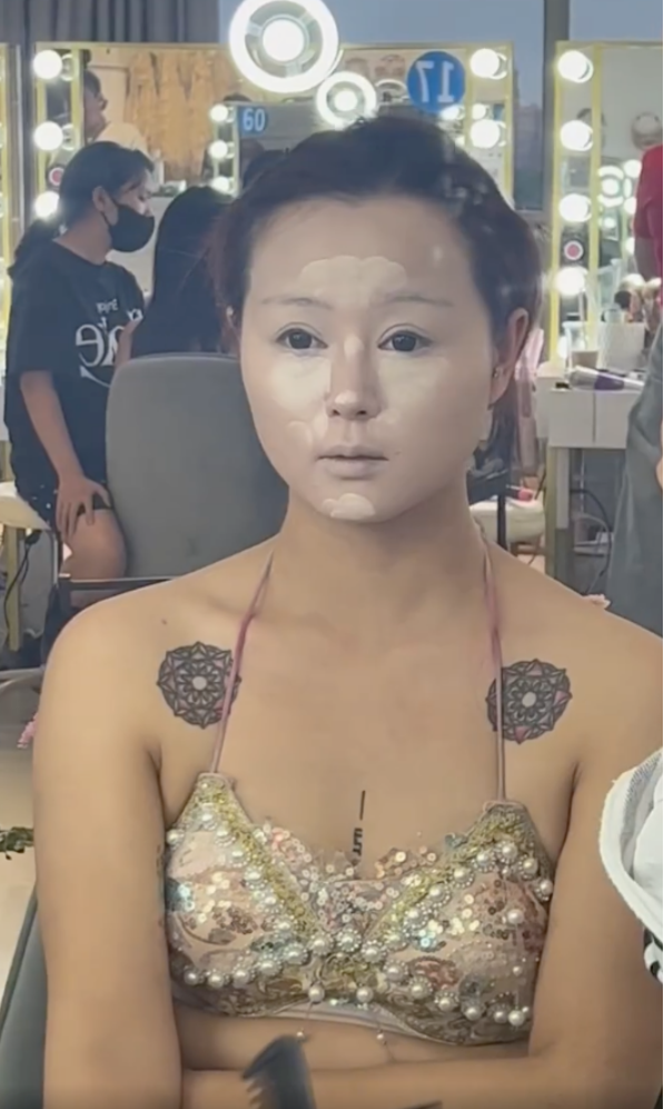 花1200元請化妝師！女孩臉上「被畫上髒髒斑點」超困惑　完妝踏上海灘「秒變身絕美人魚公主」❤️