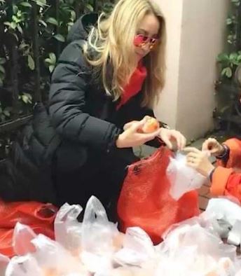 她是最美天使！李玟風雪夜「幫賣光20萬斤橘」站路邊裝袋　8旬老翁「得知噩耗落淚」：永遠記得恩情
