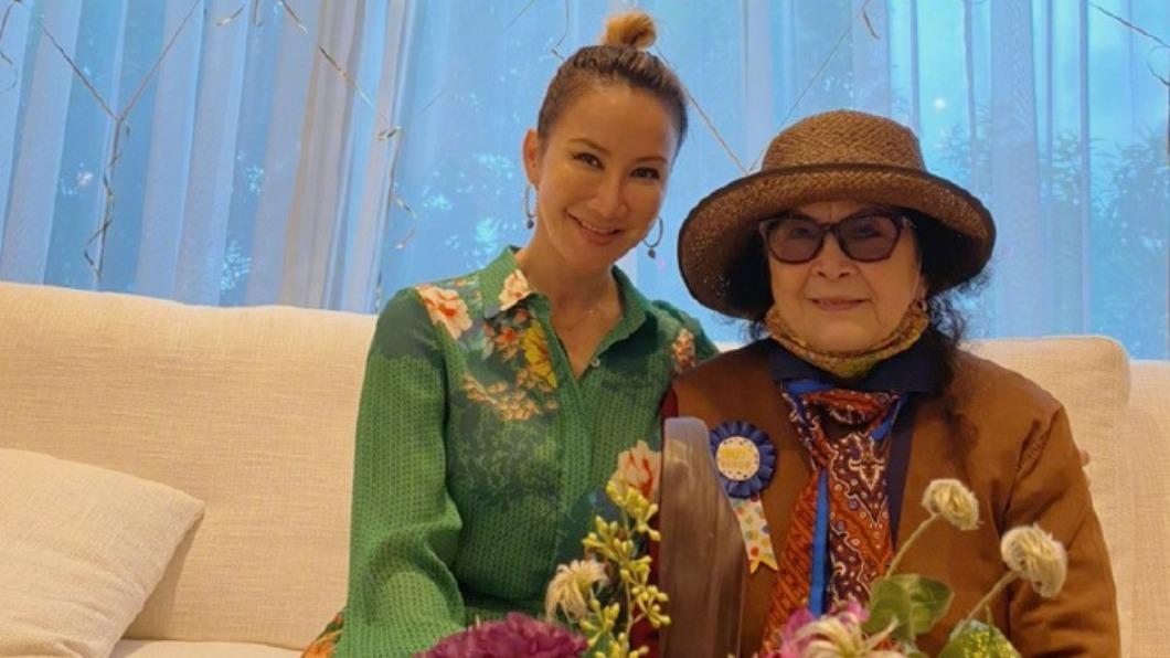 母女情深！李玟86歲母「守病榻三天」仍喚不回愛女　她生前替母「許下1願望」孝心動容