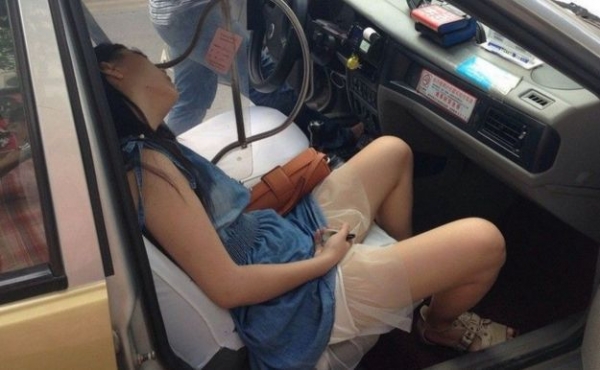 女子上車倒頭就睡！司機看到「她的睡姿太詭異」暗叫不好　目的地「直接開往醫院」