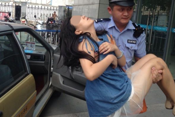 女子上車倒頭就睡！司機看到「她的睡姿太詭異」暗叫不好　目的地「直接開往醫院」