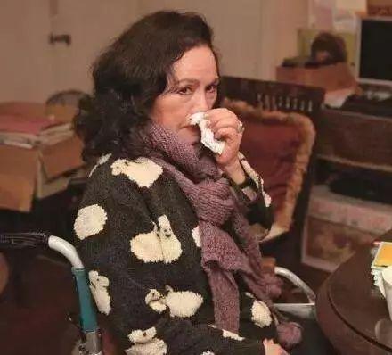 癱坐輪椅40年！62歲歌后「留遺言吞葯輕生」　　警方趕到急送醫：她曾飽受老公出軌困擾