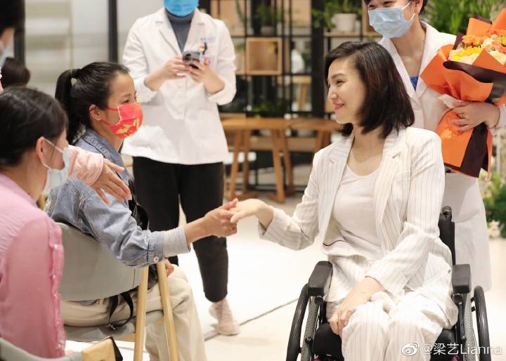 巔峰期殞落！44歲大咖女星「病倒化妝間5分鐘」被判終生癱瘓　咬牙苦撐「成為人生勝利組」：殘而不缺