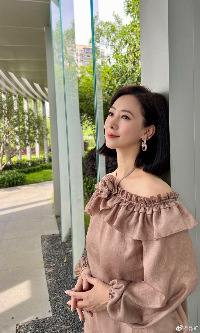 低調來台行善！資深玉女「帶15歲愛女做公益」：言教不如身教　學霸身分曝光「仙女顏值不輸媽」