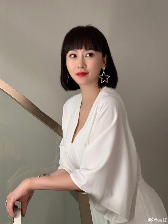 低調來台行善！資深玉女「帶15歲愛女做公益」：言教不如身教　學霸身分曝光「仙女顏值不輸媽」