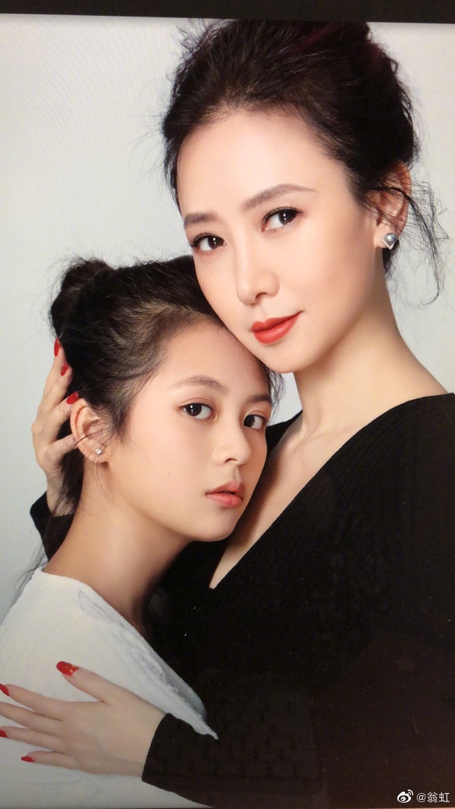 低調來台行善！資深玉女「帶15歲愛女做公益」：言教不如身教　學霸身分曝光「仙女顏值不輸媽」