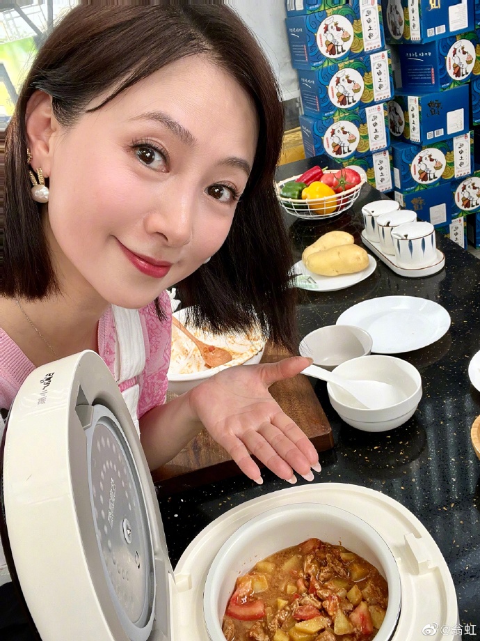 低調來台行善！資深玉女「帶15歲愛女做公益」：言教不如身教　學霸身分曝光「仙女顏值不輸媽」