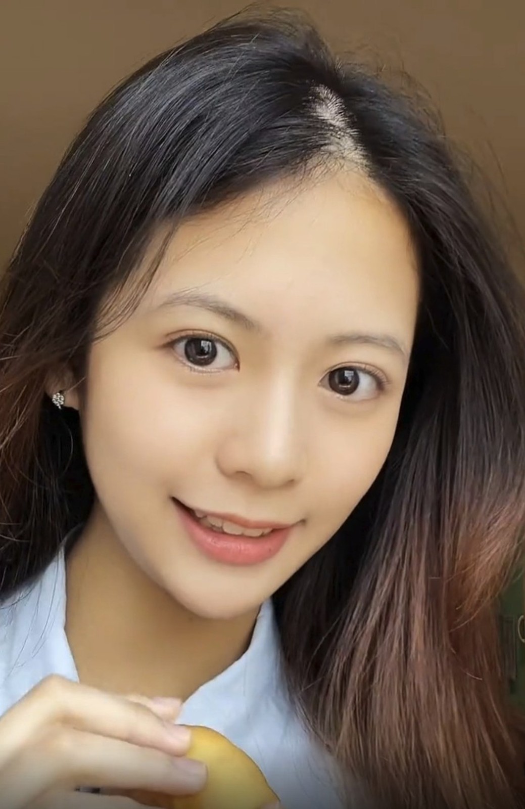 低調來台行善！資深玉女「帶15歲愛女做公益」：言教不如身教　學霸身分曝光「仙女顏值不輸媽」