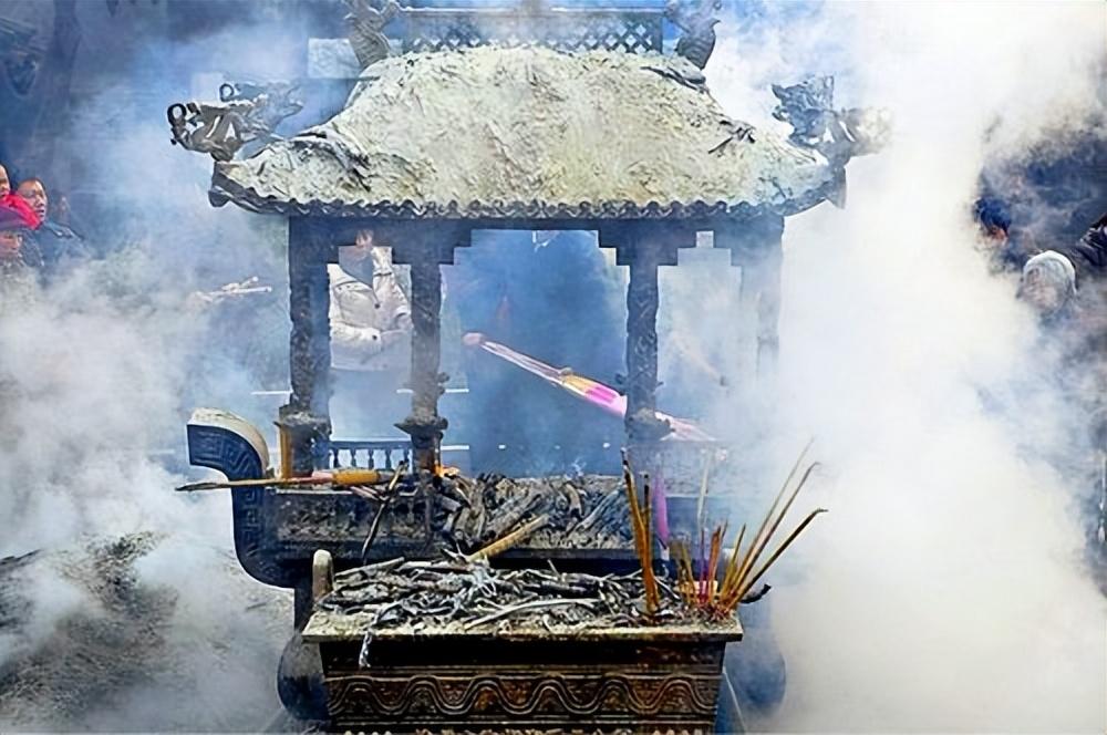 「燒剩下的香灰」不要扔！往門檻上撒一把　不僅「辟邪、避災」還有超讚用途：現在知道還不晚