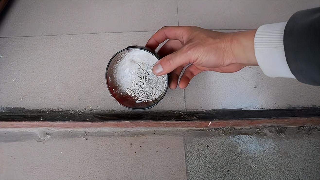 「燒剩下的香灰」不要扔！往門檻上撒一把　不僅「辟邪、避災」還有超讚用途：現在知道還不晚