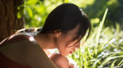 ​女兒遠嫁國外！2年後鄰居卻說「在超市看到她」　父親趕到後「看到一個身影」瞬間哭出了聲