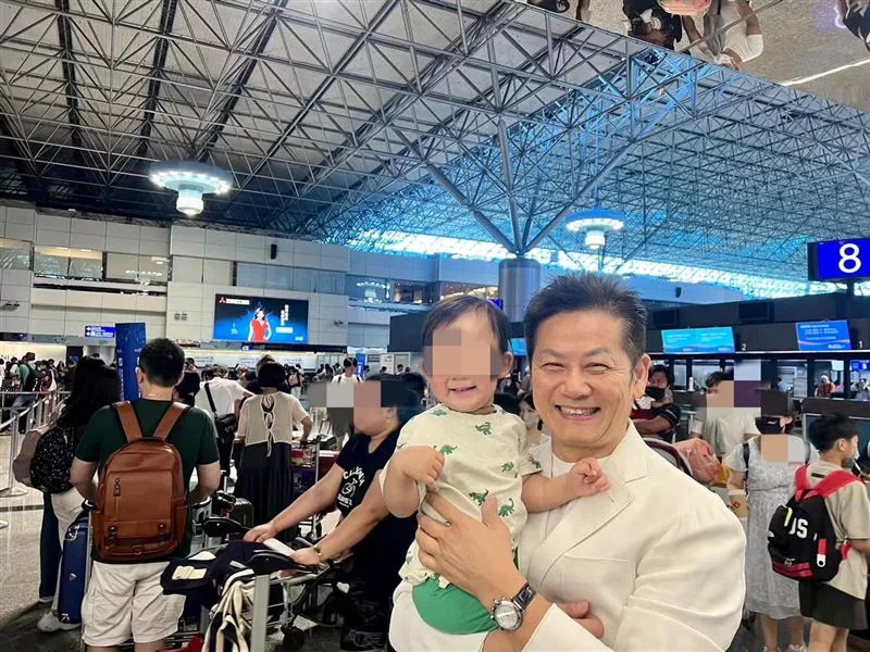 初次帶孫出國！徐乃麟現身機場「動作超熟練」驕傲：他最黏我　63歲被孫吃定「私下祖孫情爆棚」