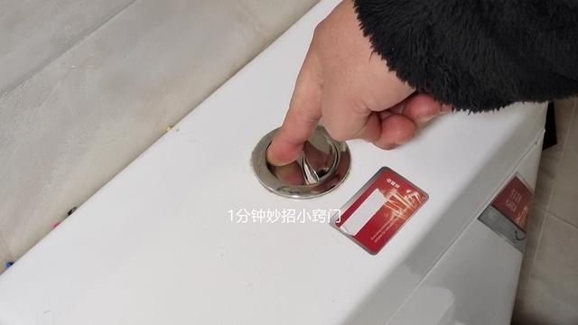 按對了嗎？馬桶上「一大一小按鈕」各有功用　網友驚呼「這些年都按錯了」：難怪常壞掉