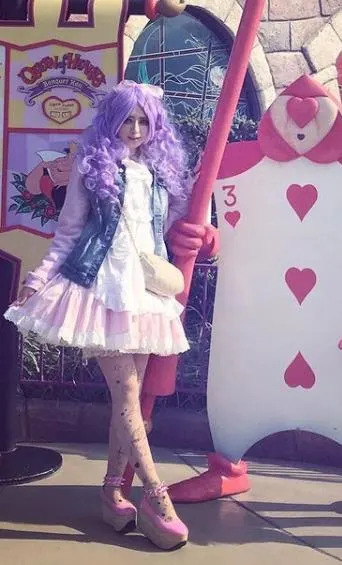 愛上黑辣妹妝容！人妻出門「把整張臉塗黑」濃妝豔抹　卸妝後「露出仙女真面目」網直嘆太可惜