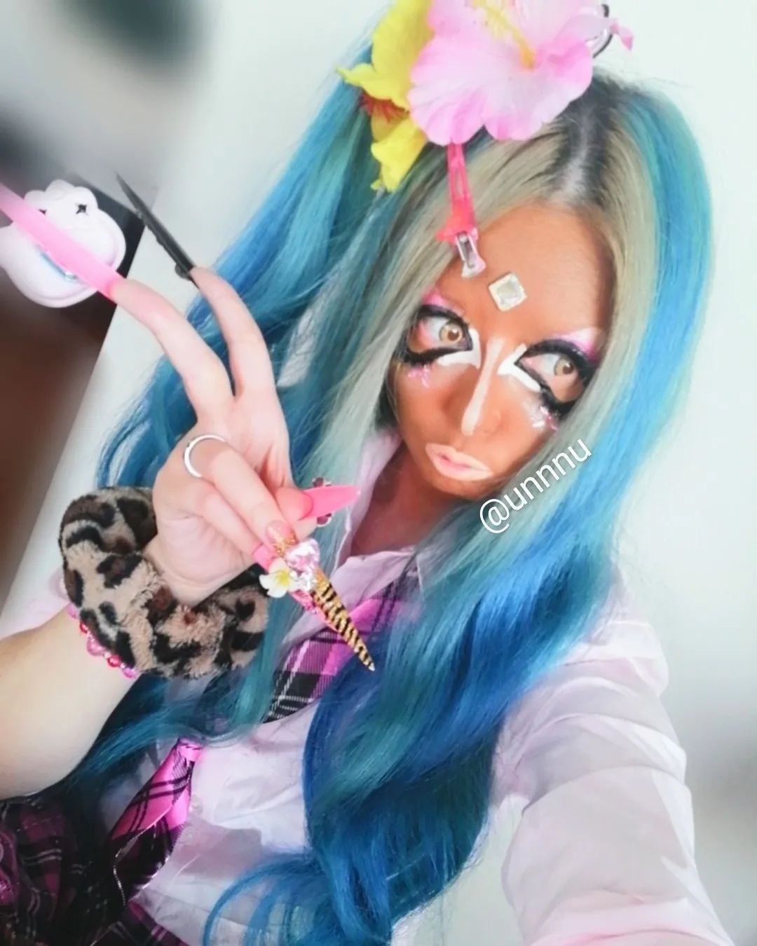 愛上黑辣妹妝容！人妻出門「把整張臉塗黑」濃妝豔抹　卸妝後「露出仙女真面目」網直嘆太可惜